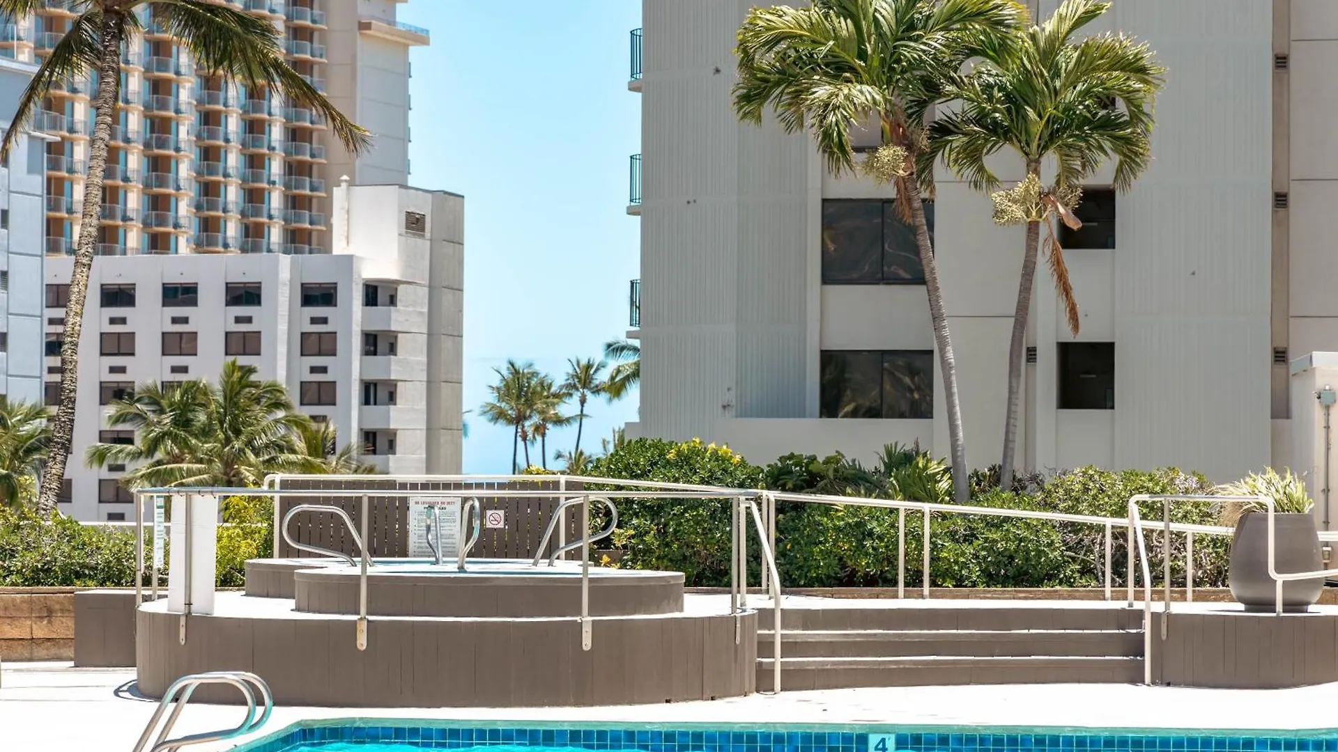 Gorgeous Condo With Ocean View, Near Beach, Free Parking Honolulu Apartment
